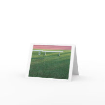 Lege metalen bank op sportveld