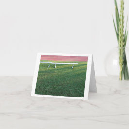 Lege metalen bank op sportveld kaart