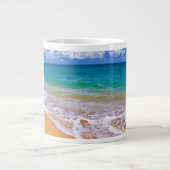 Lege strand en blauwe wateren grote koffiekop (Voorkant)