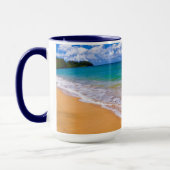 Lege strand en blauwe wateren mok (Links)