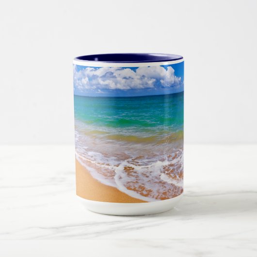 Lege strand en blauwe wateren mok (Midden)