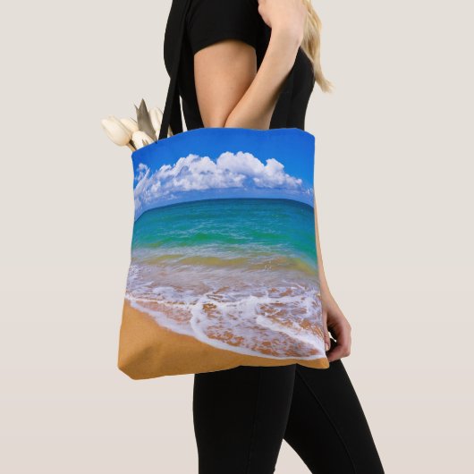 Lege strand en blauwe wateren tote bag (Dichtbij)