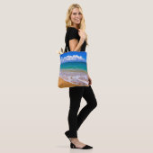 Lege strand en blauwe wateren tote bag (Op model)