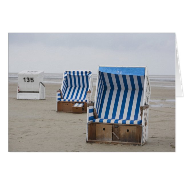 lege strandstoelen op het strand (Voorkant Horizontaal)