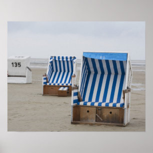 lege strandstoelen op het strand poster