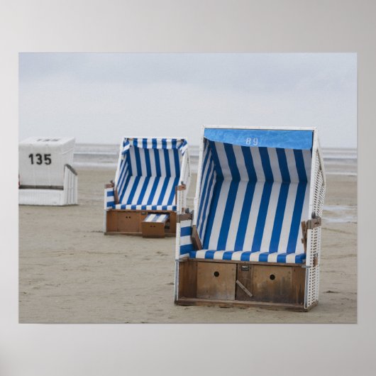lege strandstoelen op het strand poster (Voorkant)