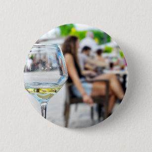 Lege wijnglas en vervaagde silhouetten ronde button 5,7 cm