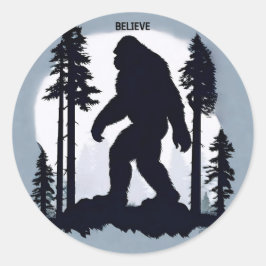Legendarische Bigfoot in het maanlicht Ronde Sticker