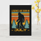 Legendes worden geboren in Juli Bigfoot Retro Kaart (Gele Bloem)