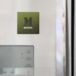 Legergroen donker geometrisch maaspatroon Monogram Magneet<br><div class="desc">Monogram Personaliseer met uw aangepaste initiaal en naam. Leger groene gradiënt geometrische mesh patroon driehoeken ombre. Driehoek geometrisch gaas met donkergrijs groen ombre gradient.</div>