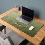Legergroen geometrisch meshpatroon met monogram bureaumat<br><div class="desc">Legergroen geometrisch meshpatroon met monogram bureaumat. 
Personaliseer met uw eigen initiaal en naam. Unieke koele bureaumat voor zijn kantoor,  kamer,  werk,  man cave,  gamekamer.. 
Legergroen verloop geometrisch meshpatroon driehoeken ombre. Legergroen licht olijfkleurige tint voor soldaat.</div>
