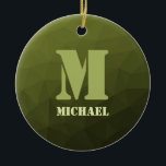 Legergroen olijf geometrisch maaspatroon Monogram Keramisch Ornament<br><div class="desc">Monogram Personaliseer cadeau voor hem met uw aangepaste initiaal en naam. Legergroene olijfgradiënt geometrisch maaspatroon. Leger groene gradiënt geometrische mesh patroon driehoeken ombre. Legergroene donkere olijftint voor soldatenuitrusting,  camo. Het bootst natuurlijke militaire landschappen na,  taaiheid,  uithoudingsvermogen,  veerkracht. Aardse ondertonen verbinden met natuur,  aarding. Symboliseert militaire erfenis,  openluchtnut.</div>