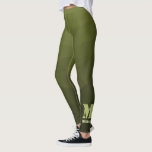 Legergroen olijf geometrisch maaspatroon Monogram Leggings<br><div class="desc">Monogram Personaliseer cadeau voor haar met uw aangepaste initiaal en naam. Legergroene olijfgradiënt geometrisch maaspatroon. Leger groene gradiënt geometrische mesh patroon driehoeken ombre. Legergroene donkere olijftint voor soldatenuitrusting,  camo. Het bootst natuurlijke militaire landschappen na,  taaiheid,  uithoudingsvermogen,  veerkracht. Aardse ondertonen verbinden met natuur,  aarding. Symboliseert militaire erfenis,  openluchtnut.</div>