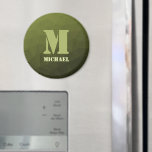 Legergroen olijf geometrisch maaspatroon Monogram Magneet<br><div class="desc">Monogram Personaliseer cadeau voor hem met uw aangepaste initiaal en naam. Legergroene olijfgradiënt geometrisch maaspatroon. Leger groene gradiënt geometrische mesh patroon driehoeken ombre. Legergroene donkere olijftint voor soldatenuitrusting, camo. Het bootst natuurlijke militaire landschappen na, taaiheid, uithoudingsvermogen, veerkracht. Aardse ondertonen verbinden met natuur, aarding. Symboliseert militaire erfenis, openluchtnut.</div>