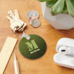 Legergroen olijf geometrisch maaspatroon Monogram Sleutelhanger<br><div class="desc">Monogram Personaliseer cadeau voor hem met uw aangepaste initiaal en naam. Legergroene olijfgradiënt geometrisch maaspatroon. Leger groene gradiënt geometrische mesh patroon driehoeken ombre. Legergroene donkere olijftint voor soldatenuitrusting,  camo. Het bootst natuurlijke militaire landschappen na,  taaiheid,  uithoudingsvermogen,  veerkracht. Aardse ondertonen verbinden met natuur,  aarding. Symboliseert militaire erfenis,  openluchtnut.</div>