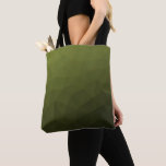 Legergroen olijfgradiënt geometrisch maaspatroon tote bag<br><div class="desc">Leger groene gradiënt geometrische mesh patroon driehoeken ombre. Legergroene donkere olijftint voor soldatenuitrusting,  camo. Het bootst natuurlijke militaire landschappen na,  taaiheid,  uithoudingsvermogen,  veerkracht. Aardse ondertonen verbinden met natuur,  aarding. Symboliseert militaire erfenis,  openluchtnut.</div>