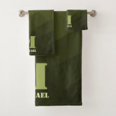 Legergroene olijf geometrisch meshpatroon Monogram Bad Handdoek (Insitu)