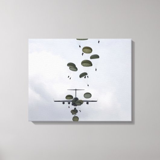 Legersoldaten springen uit een C-17 Globemaster II Canvas Afdruk (Voorkant)