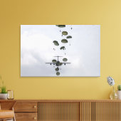 Legersoldaten springen uit een C-17 Globemaster II Canvas Afdruk (Insitu (Woonkamer))