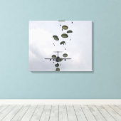 Legersoldaten springen uit een C-17 Globemaster II Canvas Afdruk (Insitu (Houten vloer))