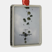 Legersoldaten springen uit een C-17 Globemaster II Metalen Ornament (Rechts)