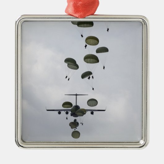Legersoldaten springen uit een C-17 Globemaster II Metalen Ornament (Voorkant)