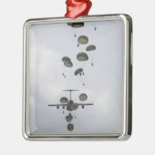 Legersoldaten springen uit een C-17 Globemaster II Metalen Ornament (Links)