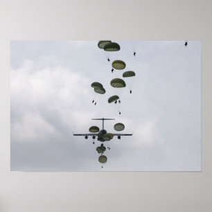 Legersoldaten springen uit een C-17 Globemaster II Poster