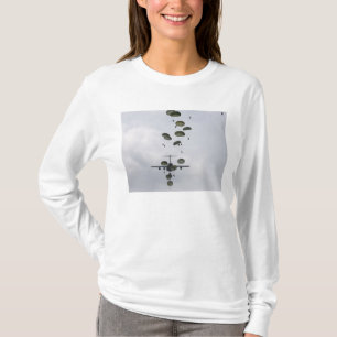Legersoldaten springen uit een C-17 Globemaster II T-shirt