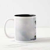 Legersoldaten springen uit een C-17 Globemaster II Tweekleurige Koffiemok (Links)