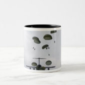 Legersoldaten springen uit een C-17 Globemaster II Tweekleurige Koffiemok (Center)