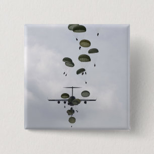 Legersoldaten springen uit een C-17 Globemaster II Vierkante Button 5,1 Cm
