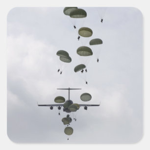 Legersoldaten springen uit een C-17 Globemaster II Vierkante Sticker