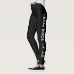 Leggings bridesmaids van team voor bachelorette<br><div class="desc">Team Bride bridesmaids leggings voor bachelorette of bruiloft feest. Een zwart-wit typografisch ontwerp. Aangepaste leggings. Casual sportkleding voor vrouwen en tieners. Personaliseerbare met aangepaste achtergrondkleur. Maak je eigen aangepaste drukbroek voor bachelorette, bruiloft, brudale feest, verloving, populaire sport, school, workout, gymnastiek, dans, gym, fitness, training, yoga, jogging, personage, schaatsen, kermissen, aerobics,...</div>