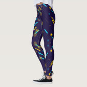 Leggings hebben een donkerpaarse achtergrond  (Links)