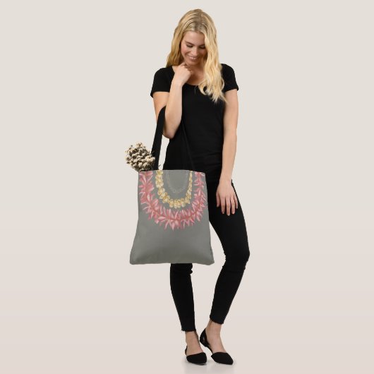 Lei Day door Wander met Aloha Tote Bag (Op model)
