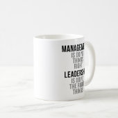 Leiderschap doet de juiste dingen koffiemok (Voorkant rechts)