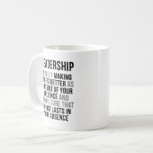 Leiderschap gaat over het beter maken van anderen koffiemok (Voorkant links)