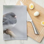 Leistkleurige donkergeoogste Junco op de perenboom Theedoek (Quarter Fold)