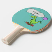 Lekkende groene, grappige drakendraak-cartoon tafeltennisbatje (Voorkant Gekanteld)
