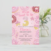 Lekker om drie donuts meisje te zijn, uitnodigen v kaart (Staand voorkant)