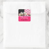 LEKKERE VERJAARDAG CUPCAKES / ROZE WITTE CHEVRON VIERKANTE STICKER (Tas)