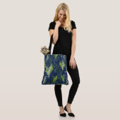 Lelie van de Vallei Donkerblauwe achtergrond Tote Bag (Op model)