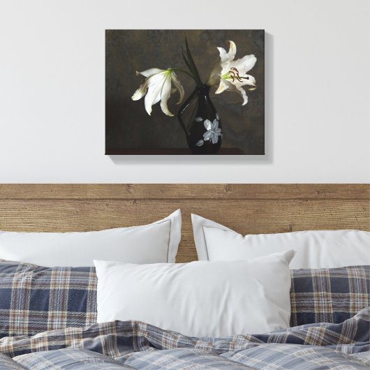 Lelies in een vaas gewikkeld canvas print (Insitu (Slaapkamer))