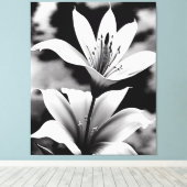 Lelies in zwart-wit Canvas Print (Insitu (Houten vloer))