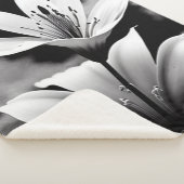 Lelies in zwart-wit op een Sherpa Deken (3/4)