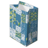 Lelies-of-the-Valley Blauw Faux Patchwork Patroon Medium Cadeauzakje (Voorkant Gekanteld)