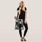 Lelies-of-the-Valley Faux Patchwork in zwart Tote Bag (Op model)