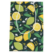 Lemon and Limes Fruit Pattern Happy Birthday Medium Cadeauzakje (Achterkant)