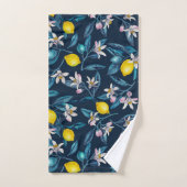 Lemon branches with blossoms and fruit on blue bad handdoek (Handdoek)